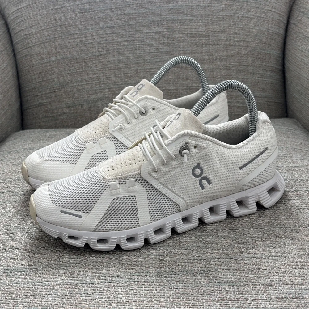 On Cloud 5 Running Shoes Sneakers in White Women’s Size 7 - Picture 1 of 8